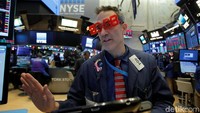 Suasana trader bekerja di lantai bursa New York Stock Exchange sesaat setelah bel penutupan di New York.