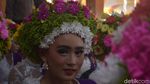 Foto: Gadis-gadis Cantik Bermahkota Bunga dari Indramayu