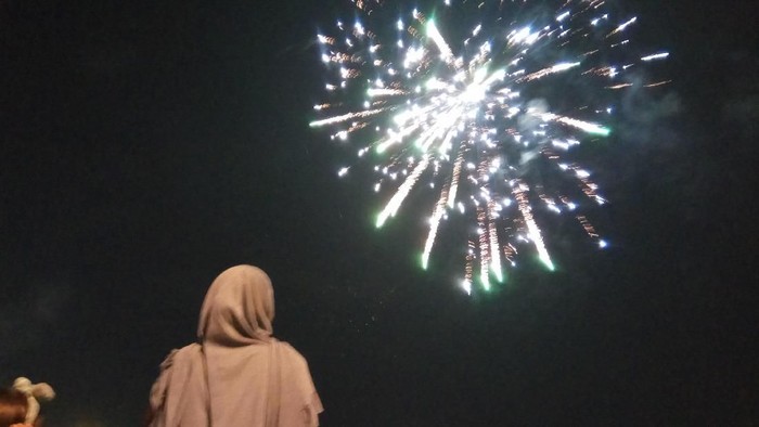Kemeriahan malam pergantian tahun di Pantai Losari, Makassar.