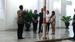 Foto: Jokowi Foto Bareng Warga, Anak Cucu Siapkan Kembang Api