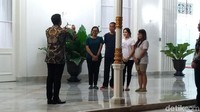 Hingga saat ini, warga terus mendatangi Gedung Agung untuk berfoto dengan Jokowi. (Foto: Sukma Indah Permana/detikcom)