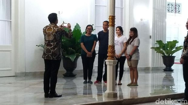 Presiden Jokowi di teras Gedung Agung, Yogyakarta. 