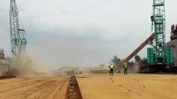 Dalam video tersebut terlihat 2 orang pekerja konstruksi yang tengah mengamati pemasangan girder langsung berlari ke belakang untuk menghindari jatuhnya girder tersebut. Keduanya pun selamat.