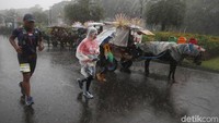 Hujan deras tidak menyurutkan semangat peserta Tugu to Tugu Run Ultra Marathon 55K di kawasan Monas, Jakarta, Minggu (31/12/2017). Kegiatan ini menyambut tahun baru yang dilakukan oleh komunitas lari.