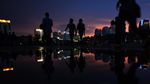 Foto: Memanjat Pohon Demi Rayakan Tahun Baru di Monas