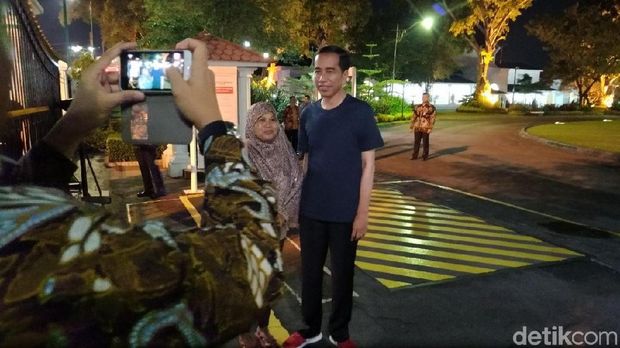 Warga berfoto dengan Jokowi.