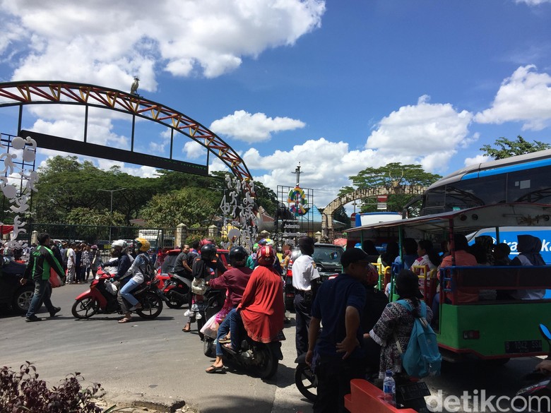 Gerbang Utama  Ditutup Pengunjung Ragunan  Dialihkan ke 