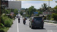 Arus lalu lintas di Jalan Raya Puncak, Bogor, Jawa Barat terpantau ramai lancar jelang malam pergantian tahun (Foto: Farhan/detikcom)