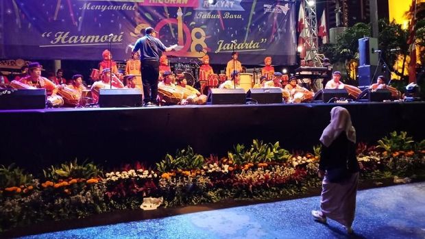 Acara Dimulai, Warga Saksikan Beragam Penampilan di Bundaran HI