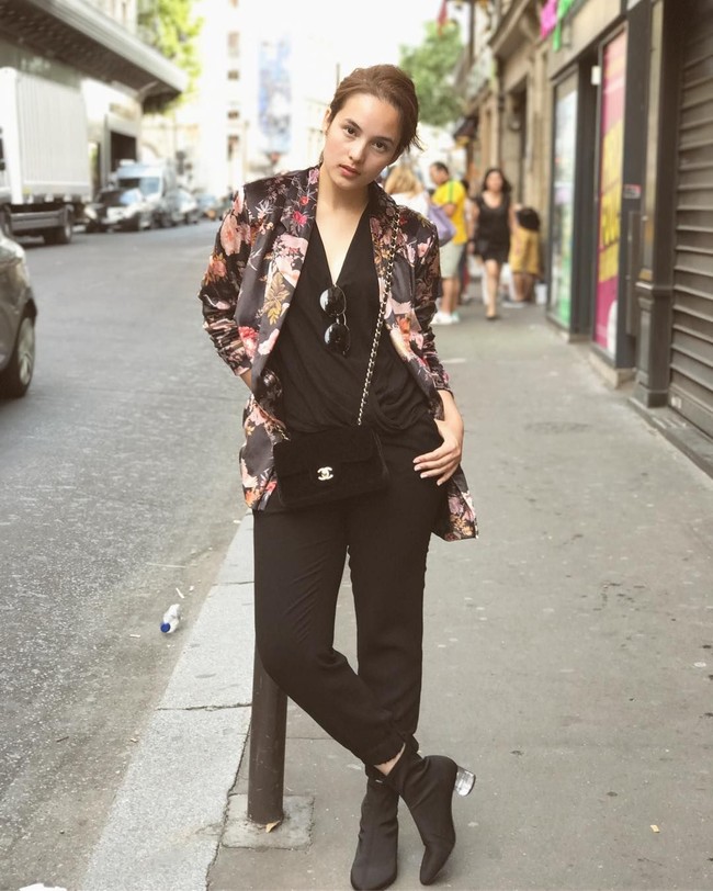 Gaya casual Chelsea Islan saat berpose di jalanan Paris. Untuk penampilan casual, Chelsea lebih menyukai busana yang nyaman dan sedikit tomboi. Foto: dok. Instagram
