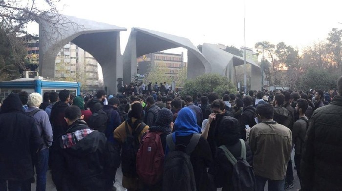 Aksi demonstrasi warga Iran. Foto: Reuters Aksi demonstrasi warga Iran. Foto: Reuters