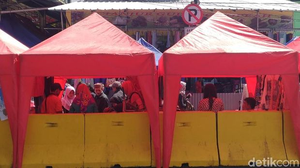  Pedagang di depan Stasiun Tanah Abang, Minggu (31/12/2017)