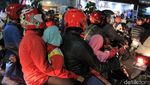 Warga Bandung Tumplek di Alun-alun untuk Rayakan Tahun Baru