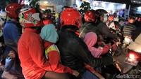 Mereka datang dengan mengajak keluarganya.