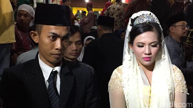 Sempat Terbata-bata, Andrianus Lega Bisa Pinang Ruri di Nikah Massal