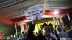 Senyum Bahagia 437 Pasang Pengantin yang Dinikahkan Massal