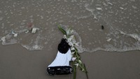 Patung dewi laut ikut dihanyutkan dari pantai