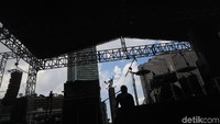 Panggung besar dan sejumlah ondel-ondel disiapkan menyambut perayaan tahun baru 2018 di kawasan Bundaran Hotel Indonesia, Jakarta, Minggu (31/12/2017).