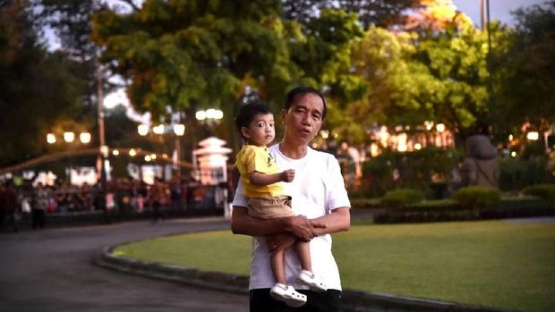 Melihat Momen Malam Tahun Baruan Jokowi dan Keluarga di 