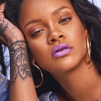 Cobalah pakai lipstik ultra violet di 2018. Tiru penampilan makeup Rihanna ini dengan lipstik ungunya.  Foto: ist.