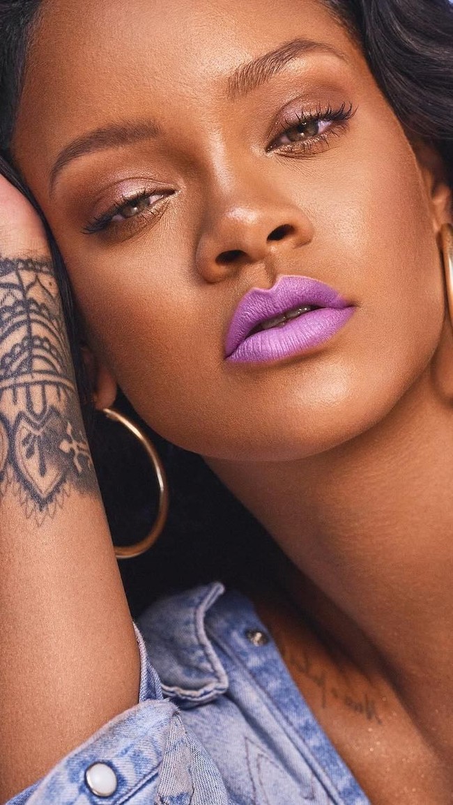 Cobalah pakai lipstik ultra violet di 2018. Tiru penampilan makeup Rihanna ini dengan lipstik ungunya.  Foto: ist.