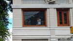 Saat Warga Foto Jokowi di Malioboro, Naik Bangku hingga dari Jendela