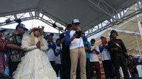 Dia sempat menyampaikan pidato di depan para warga dan anggota OK OCE Smart yang hadir. Sandiaga pun meminta salah satu pemijat untuk memijatnya saat berpidato.
