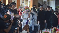 Sesampainya di Balai Desa Lalea, tradisi Ngarot mulai masuk ke dalam prosesi selanjutnya yaitu pemberian secara simbolis peralatan untuk bercocok tanam. (Sudirman/detikTravel)