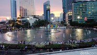 Warga mulai berdatangan ke Bundaran HI, Jakarta Pusat. Mereka datang untuk merayakan momen pergantian tahun (Foto: Kanavino Ahmad Rizqo/detikcom)