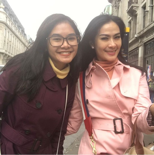Iis Dahlia yang rutin muncul di layar kaca sebagai juri kompetisi dangdut di Indosiar memiliki seorang putri yang duduk di bangku kuliah. Anak pertama Iis,  Salshadilla Juwita, kini tengah berkuliah di Inggris. Punya anak yang telah berusia dewasa, kecantikan Iis masih seperti dulu. Bahkan dia kerap dipuja netizen seperti ABG saat bergaya bersama sang putri. Foto: Dok. Instagram