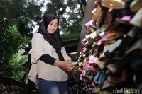Traveler bisa 'mengikat' cinta lwat gembok ini (Wisma/detikTravel)
