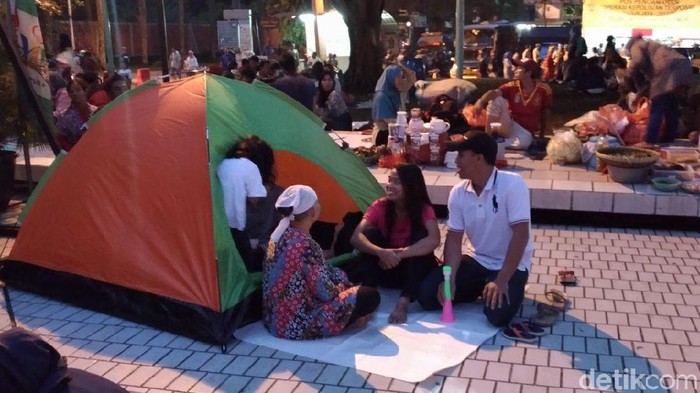 Malam Tahun Baru di TMII,  Warga Gelar Tikar hingga Pasang Tenda