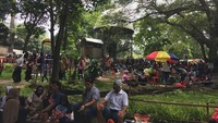 Jumlah itu diperoleh setelah 6 jam taman margasatwa ini beroperasi. Tercatat 2.319 mobil, 4.339 motor, serta 19 bus yang masuk.