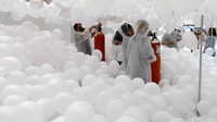 Di balik fenomena keren ini, ada mereka yang bertugas memompa balon-balon 