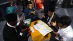 Senyum Bahagia 437 Pasang Pengantin yang Dinikahkan Massal