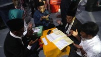 Pemprov DKI menggelar nikah massal untuk menyambut pergantian tahun. Pemprov juga membiayai mahar pernikahan berupa seperangkat alat salat, Alquran, hingga 1 gram emas dari PT Antam.