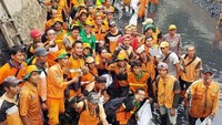 Anies mengunggah foto bersama para pasukan oranye di Instagram. Mereka saat itu berada di kali (Foto: Instagram Anies Baswedan)
