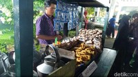 Hidangan khas angkringan disajikan bagi para tamu yang memasuki Gedung Agung. (Foto: Danu Damarjati/detikcom)