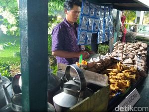 Ajak Warga ke Gedung Agung, Jokowi Sajikan Bajigur hingga Nasi Kucing