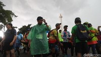 Hujan deras tidak menyurutkan semangat peserta Tugu to Tugu Run Ultra Marathon 55K di kawasan Monas, Jakarta, Minggu (31/12/2017). Kegiatan ini menyambut tahun baru yang dilakukan oleh komunitas lari.