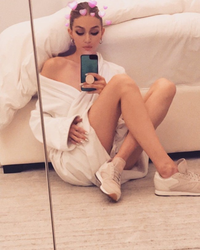 Berpose dengan jubah mandi, Gigi Hadid terlihat seksi.  Foto: dok. Instagram