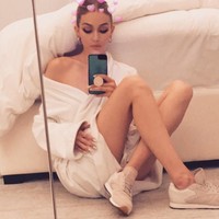Berpose dengan jubah mandi, Gigi Hadid terlihat seksi.  Foto: dok. Instagram