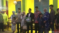 Anies mengajak serta istrinya, Fery Farhati Ganis, dan 3 putranya, Mikail Azizi Baswedan, Kaisar Hakam Baswedan, serta Ismail Hakim Baswedan. Sedangkan, Sandi mengajak istrinya, Nur Asia, serta putra bungsunya, Sulaiman Saladdin Uno (Foto: Indra Komara/detikcom)