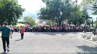 Jelang gerbang Kampung Ketandan, massa semakin banyak dan padat luar biasa (Foto: Danu Damarjati/detikcom)