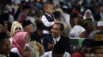 Senyum Bahagia 437 Pasang Pengantin yang Dinikahkan Massal