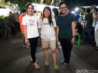 Mereka hanya pakai sandal saat masuk ke Gedung Agung.