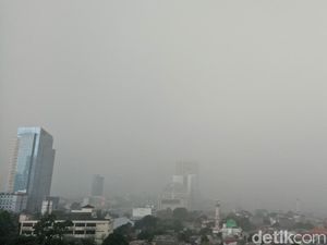Hujan Deras Disertai Petir Guyur Jaksel