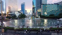 Ada pula warga yang beristirahat sejenak sambil membeli makanan dari pedagang yang telah berjejer di sepanjang jalan Bundaran HI (Foto: Kanavino Ahmad Rizqo/detikcom)