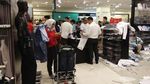 Foto: Ngeri, Barang Diskon di Debenhams Berceceran