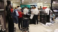 Barang yang dijual di Debenhams berantakan diserbu pembeli. Sebab, PT Mitra Adiperkasa Tbk (MAPI) memutuskan untuk menutup gerai terakhir Debenhams di Senayan City setelah 31 Desember 2017. Debenhams tidak ada lagi di Indonesia mulai 1 Januari 2018.